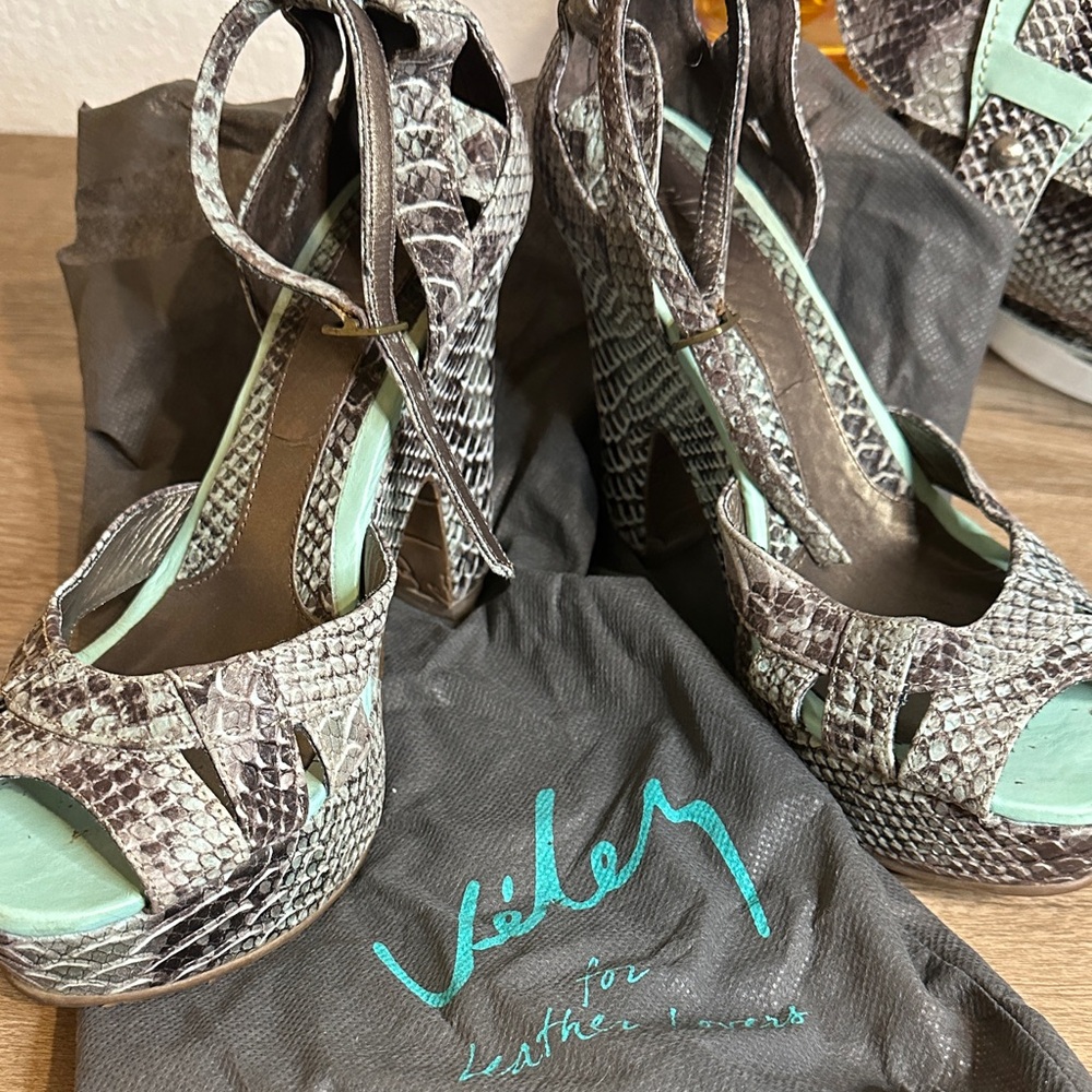 100% Leather Snakeskin style Heels and Bag Set with Aqua Accents. Size 8. VELEZ - Picture 8 of 11